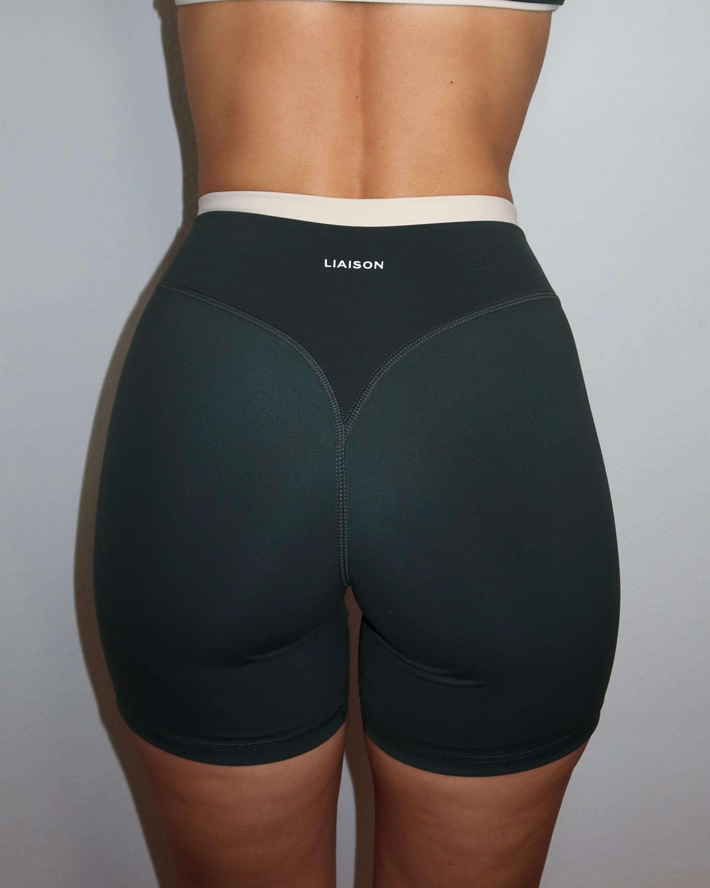 Layered Sculpt Short - Pine & Sand